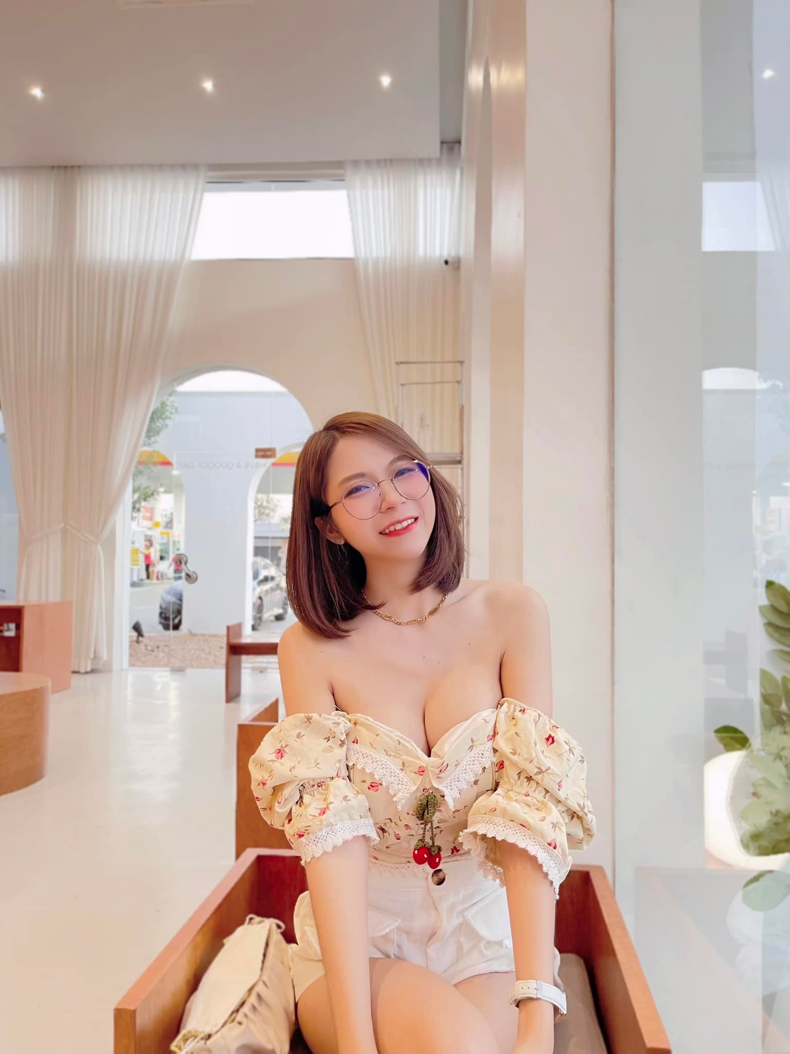 น้อง ขวัญแว่น สาวใส่แว่น ตัวเล็ก สุดเซ็กซี่ ผมสั้น แถมเนินหน้าอกใหญ่ 13