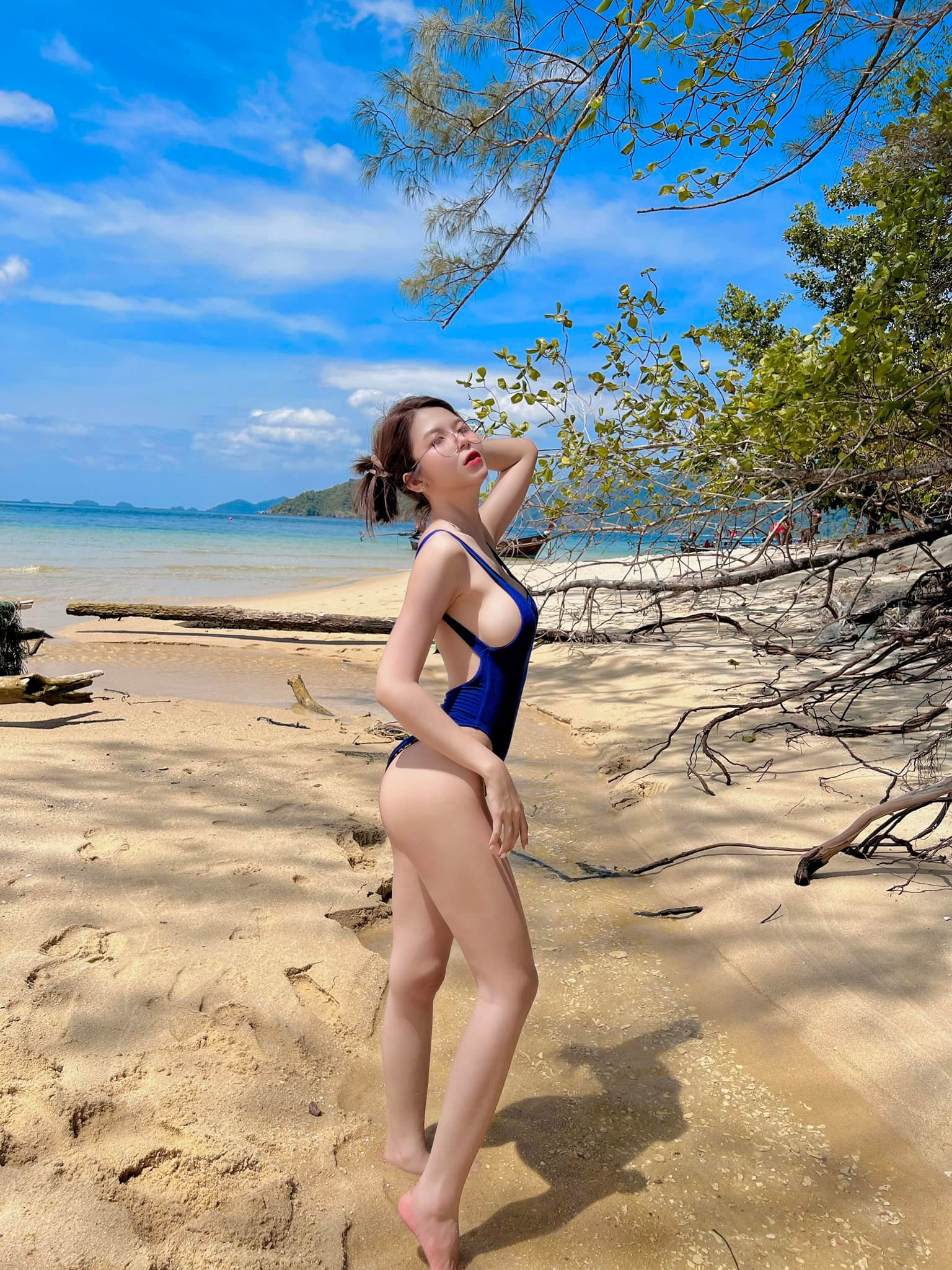 น้อง ขวัญแว่น สาวใส่แว่น ตัวเล็ก สุดเซ็กซี่ ผมสั้น แถมเนินหน้าอกใหญ่ 14
