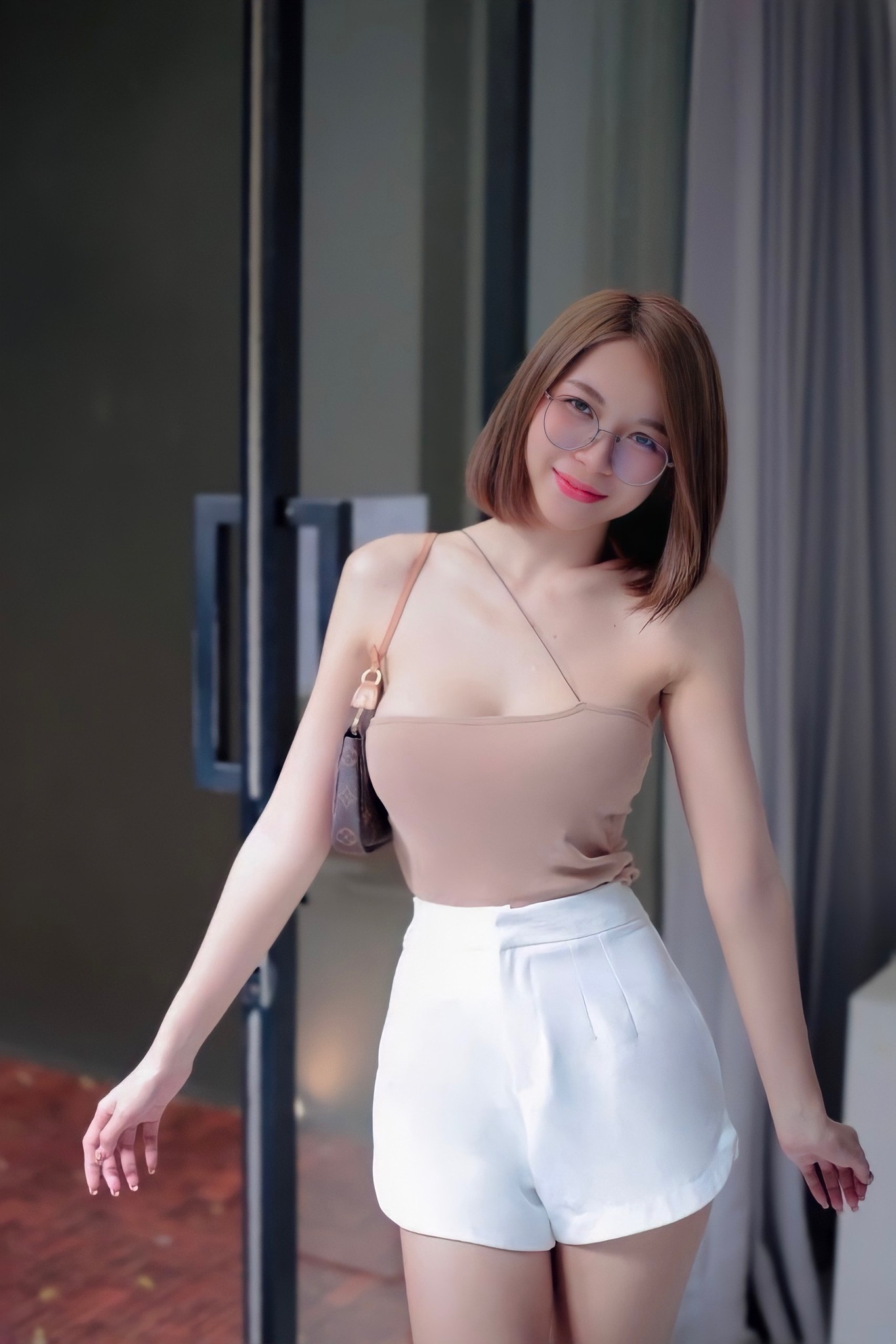 น้อง ขวัญแว่น สาวใส่แว่น ตัวเล็ก สุดเซ็กซี่ ผมสั้น แถมเนินหน้าอกใหญ่ 32