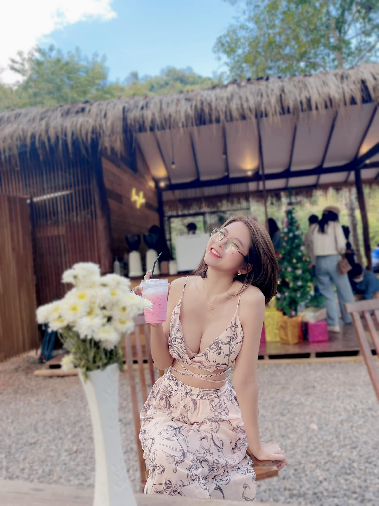 น้อง ขวัญแว่น สาวใส่แว่น ตัวเล็ก สุดเซ็กซี่ ผมสั้น แถมเนินหน้าอกใหญ่ 50
