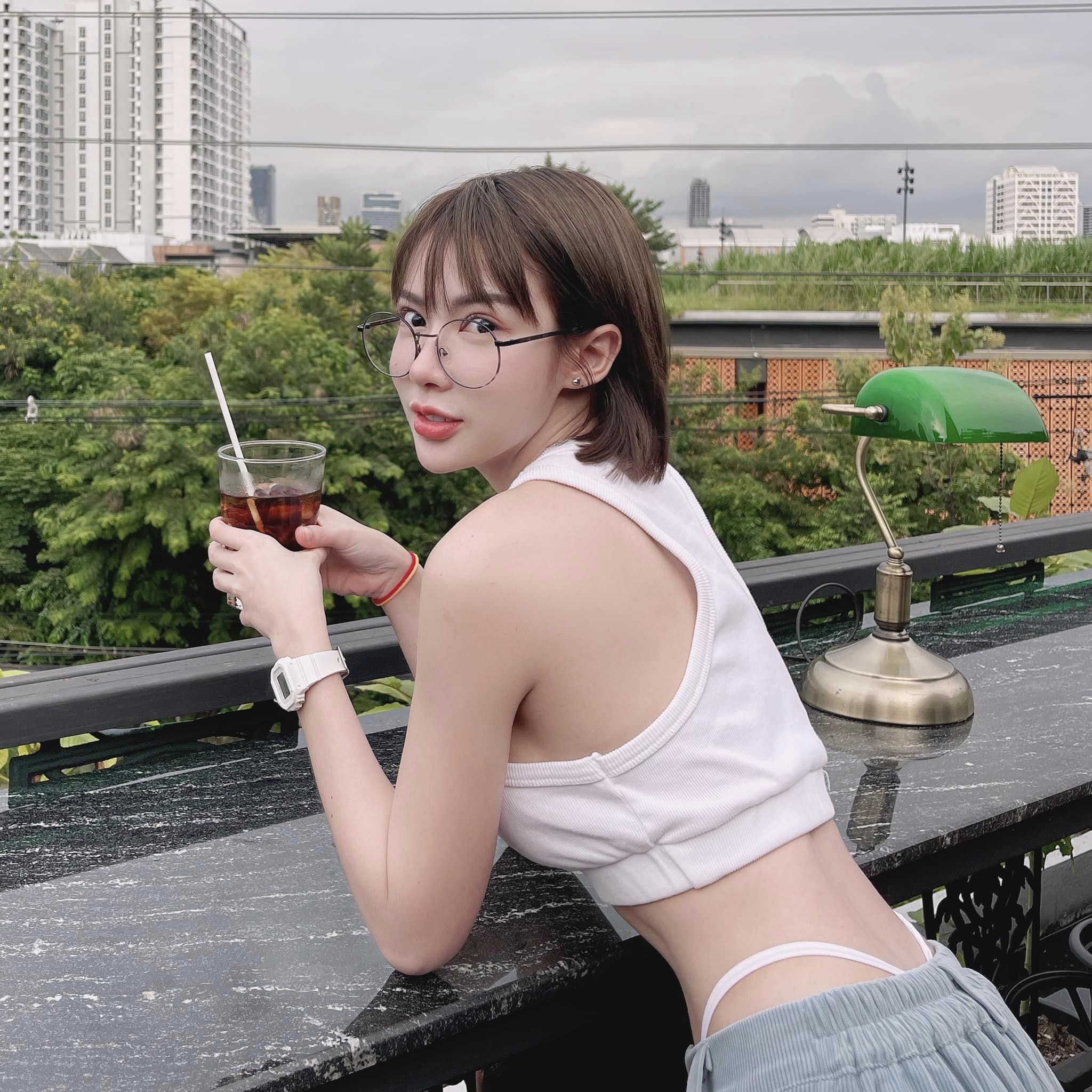 น้อง ฟางโกะ สาวผมสั้น ใส่แว่น สุดเซ็กซี่ที่ใครๆก็ต้องถามหาเธอ 46