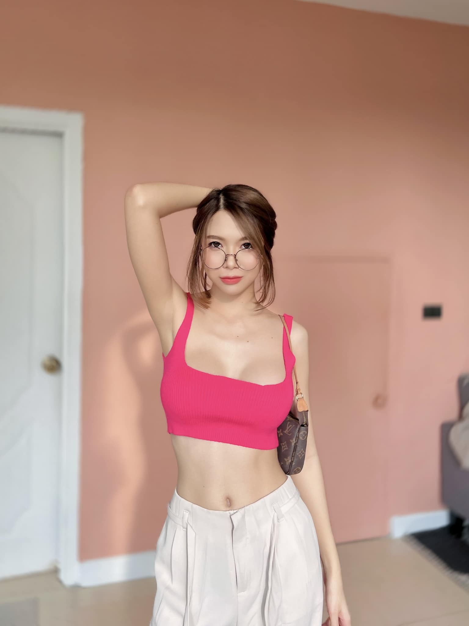 น้อง ขวัญแว่น สาวใส่แว่น ตัวเล็ก สุดเซ็กซี่ ผมสั้น แถมเนินหน้าอกใหญ่ 52
