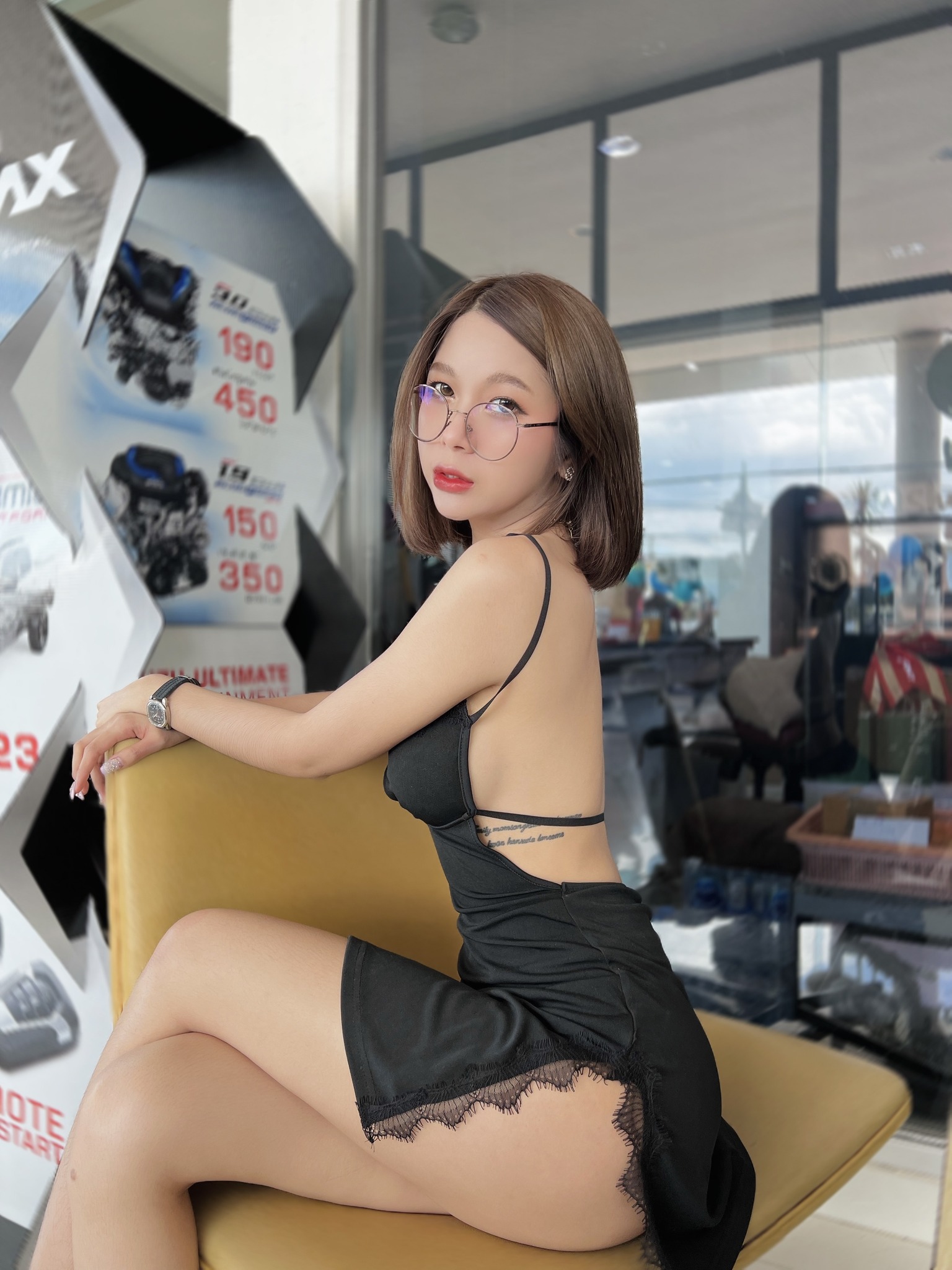 น้อง ขวัญแว่น สาวใส่แว่น ตัวเล็ก สุดเซ็กซี่ ผมสั้น แถมเนินหน้าอกใหญ่ 56