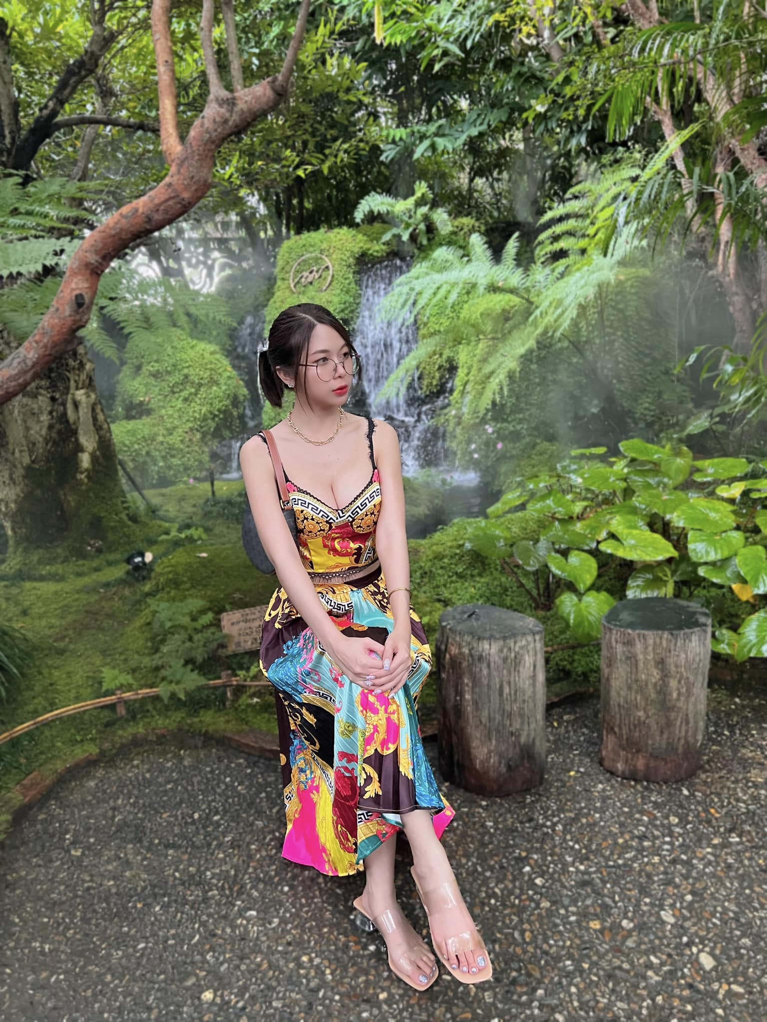 น้อง ขวัญแว่น สาวใส่แว่น ตัวเล็ก สุดเซ็กซี่ ผมสั้น แถมเนินหน้าอกใหญ่ 60