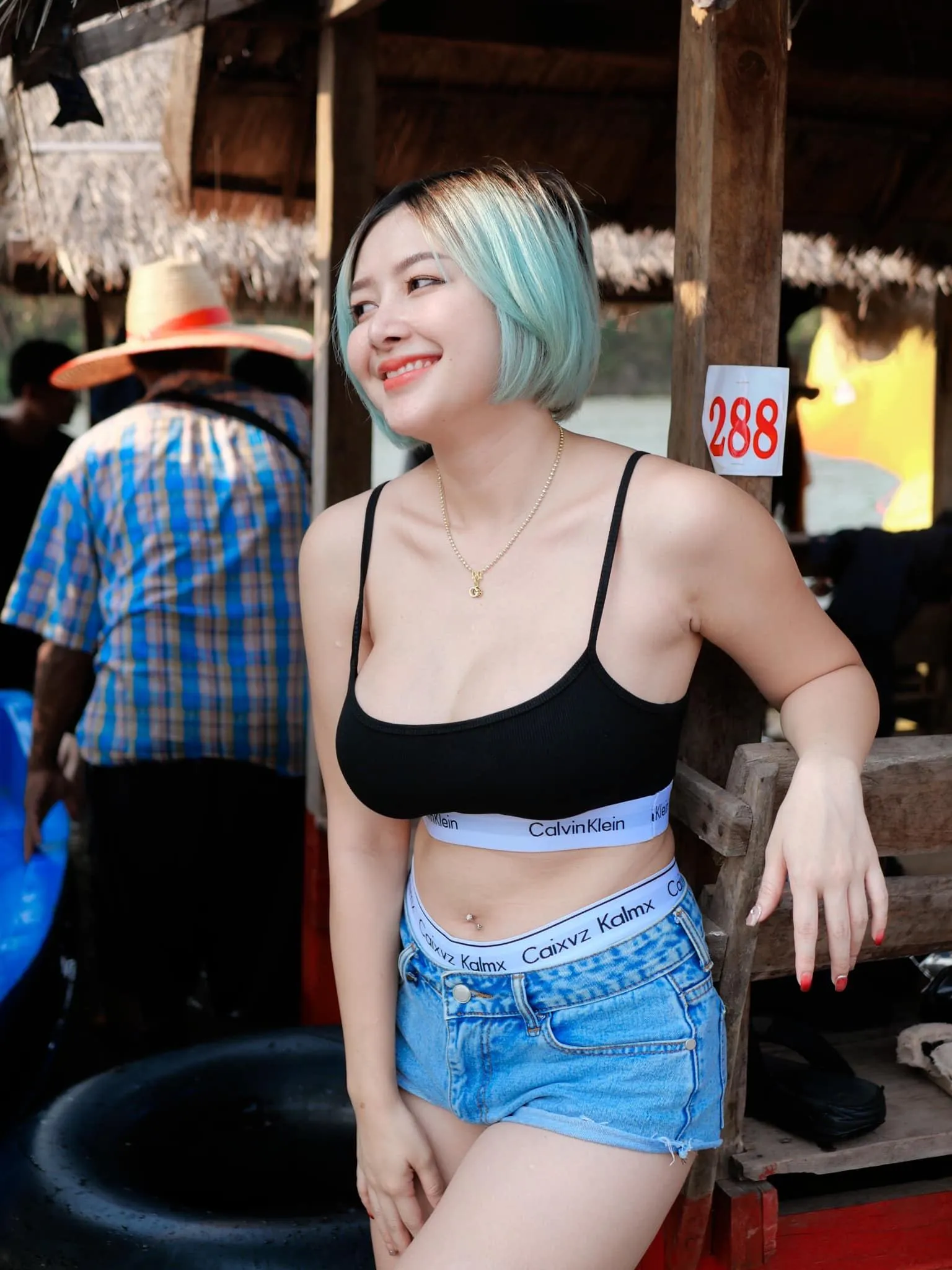 ปูเปรี้ยว พรธวัล เน็ตไอดอลสาวสุดเซ็กซี่ ผลงานสุดแซ่บ 18+ มาแรง 35